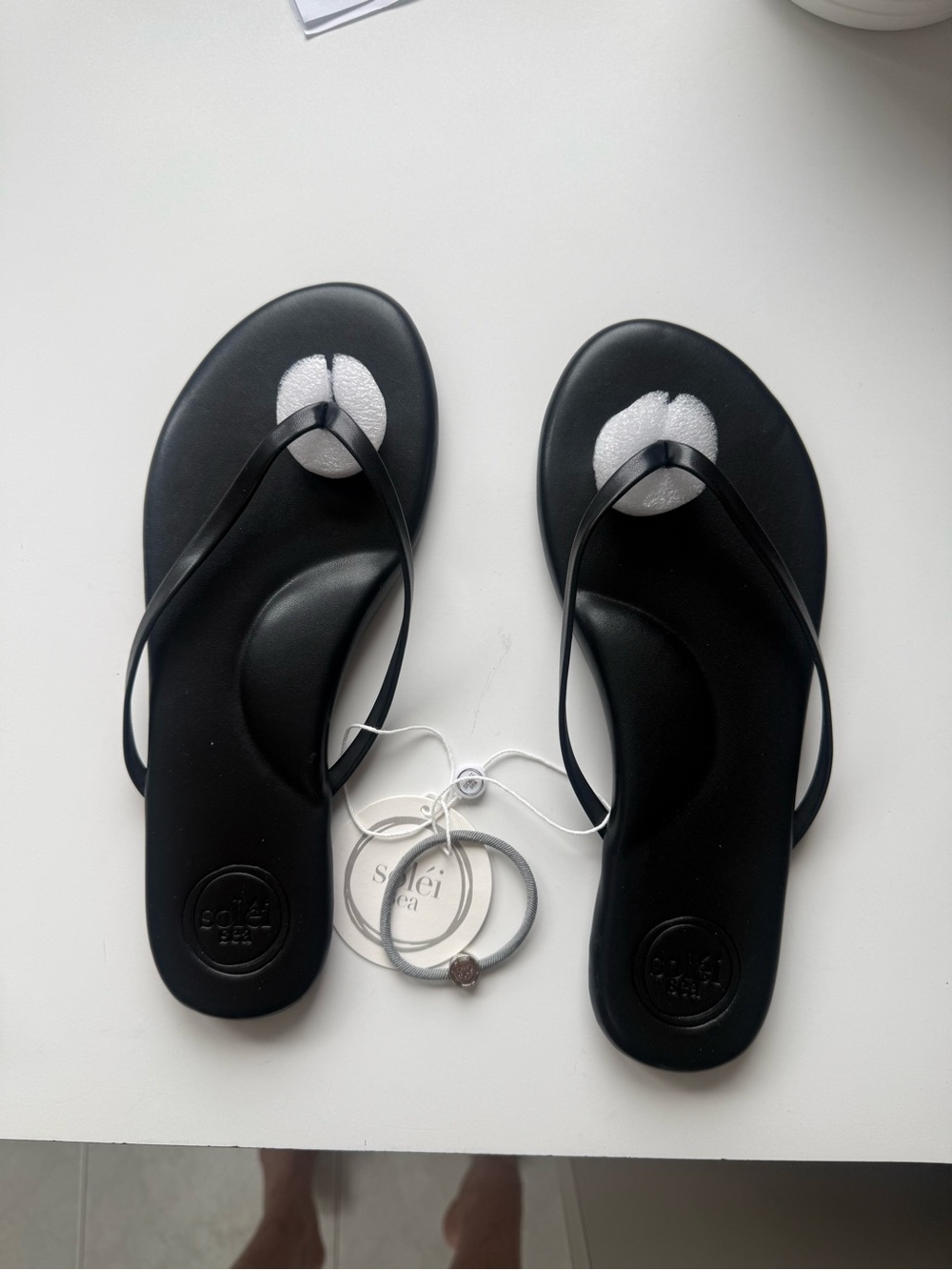 Solei Sea thong sandals black size 8 NWT - Picture 2 of 6